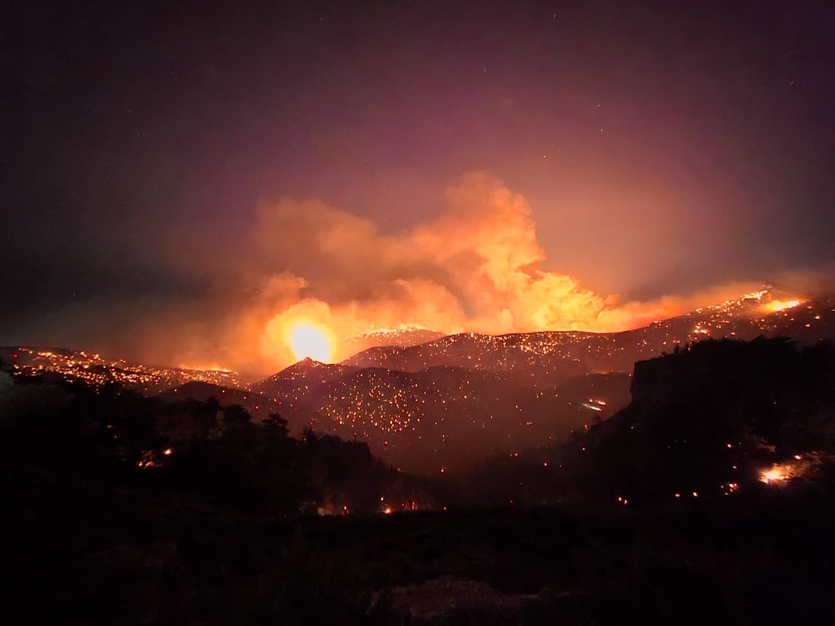nocontextsilifk's tweet photo. Saat 03.00
Dünyanın en güzel 13.koyu seçilen Tisan Adası yangının sıçrama riskine karşı boşaltılıyor!
Yangın hiç durmadan maalesef büyük bit hızla yayılmaya devam ediyor. 
Mersin yok oluyor.
#SilifkeYanıyor https://t.co/t0S0BOIBYO