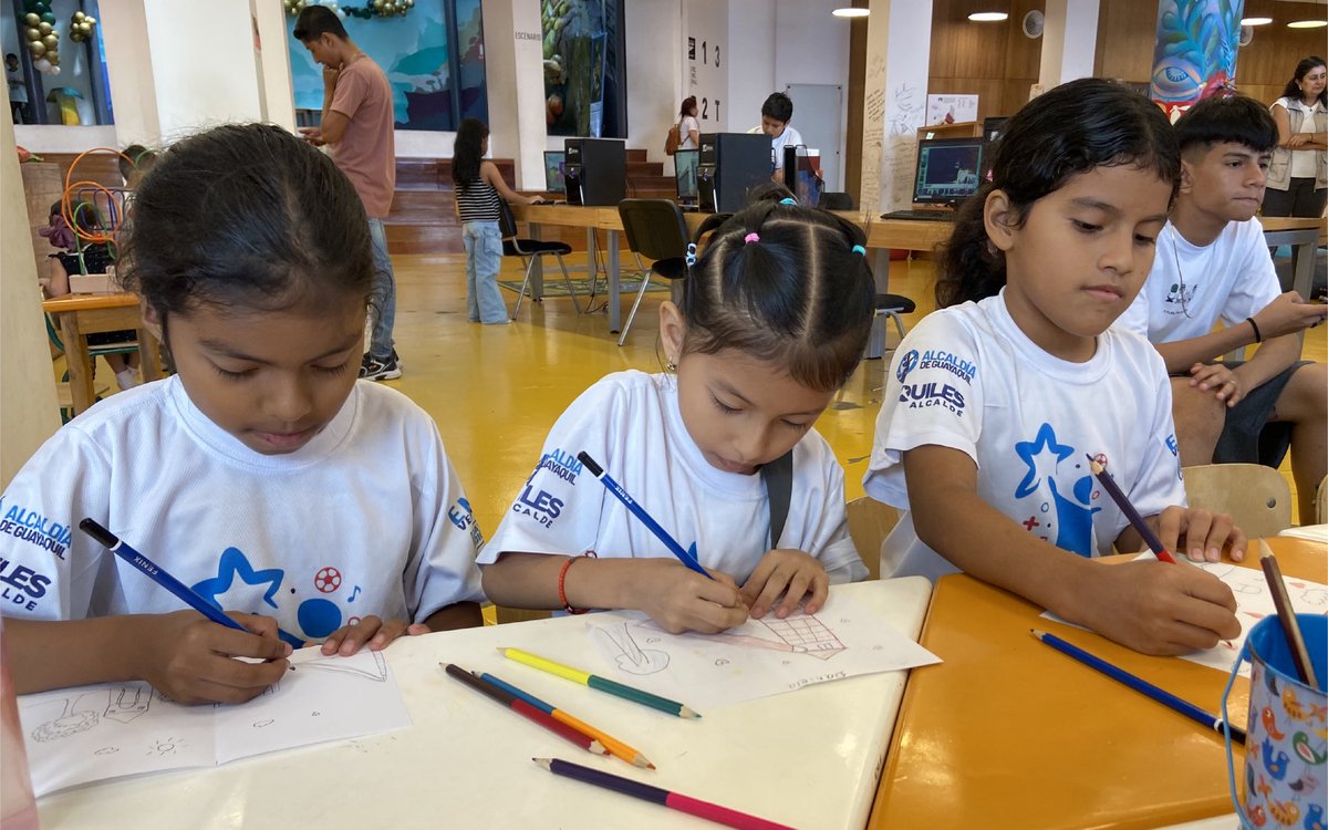 EmilyVeraA_'s tweet photo. 🎨 #NiñosAgentesDeCambio | Visitamos la @uartesec y vivimos una jornada llena de arte, juego y descubrimiento.
Los niños exploraron la biblioteca, pintaron, resolvieron pistas y soñaron en grande. 🌟
Gracias #UArtes por abrir sus puertas y sembrar inspiración.
Esto es construir futuro. 💙✨

@aquilesalvarez 
@taticoronelf 
@FernandCornejoV 
#NiñosAgentesDeCambio
#InfanciaConFuturo #ConstruyendoLaCiudadDeTodos #GuayaquilConDignidad