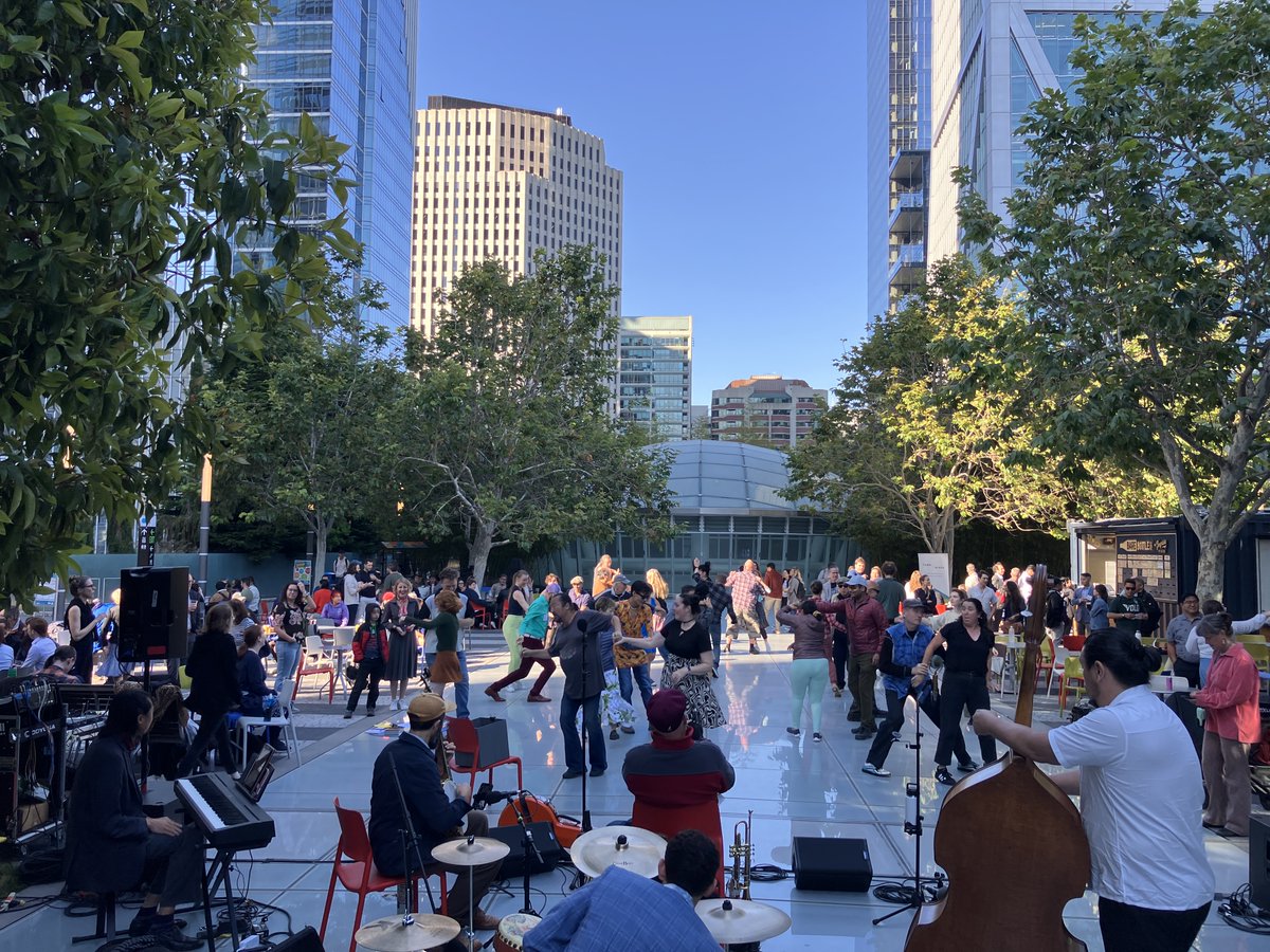 TransitCenterSF's tweet image. Lindy hop on over to TJPA&apos;s Salesforce Park for Swing in the Sky tomorrow evening, 8/14! Swing dance w/ live music by The Hot Baked Goods takes place at 5:30p at the Main Plaza ✨

#salesforcepark
#salesforcetransitcenter
#meetusindowntownsf
#downtownsf
#dance
#free
#swing