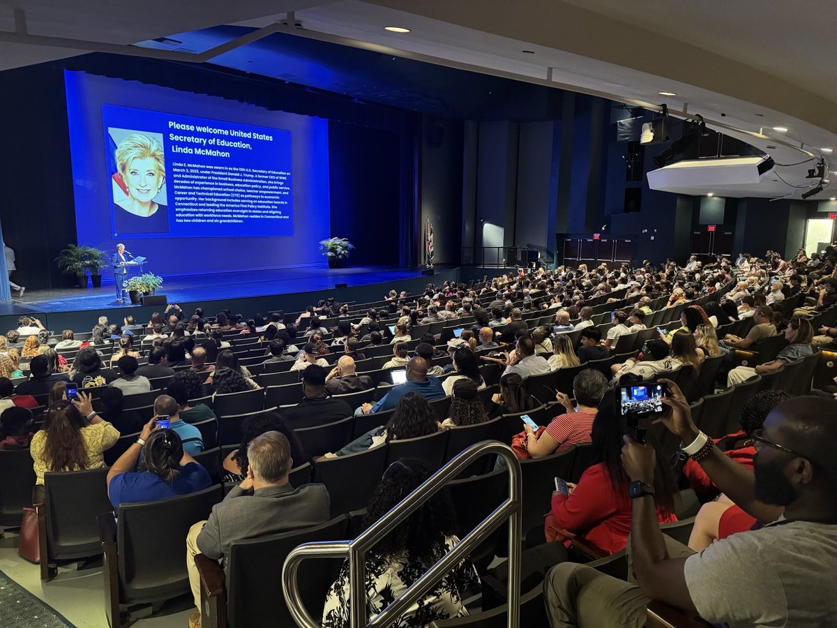 Honored to join Florida education leaders, families, &amp; students to test the new <a href="/FAFSA/">Federal Student Aid</a> form! 

At this point 2 years ago, students couldn’t access the form. 

Today, over a thousand students completed the form in minutes.