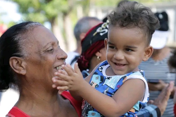 La alegría en medio de las dificultades llena el alma.

Hoy se celebra en toda #Cuba 🇨🇺 el 99 cumpleaños del líder invicto, #Fidel .

En la #ProvinciaGranma lo hemos hecho con todo el #AmorInfinito del 🌎