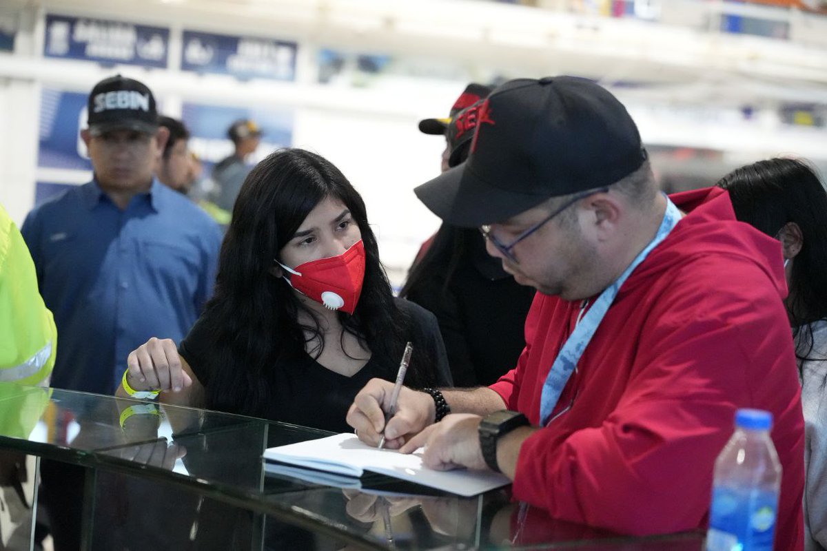 ✈️Un nuevo capítulo de esperanza y reencuentro 🇻🇪🫂Este miércoles 13 de agosto, aterrizó nuestro vuelo 56 desde Estados Unidos, con escala en Honduras,  trayendo a casa a 183 venezolanos valientes. Este grupo está integrado por 163 hombres y 20 mujeres.🙌 
#VueltaALaPatria