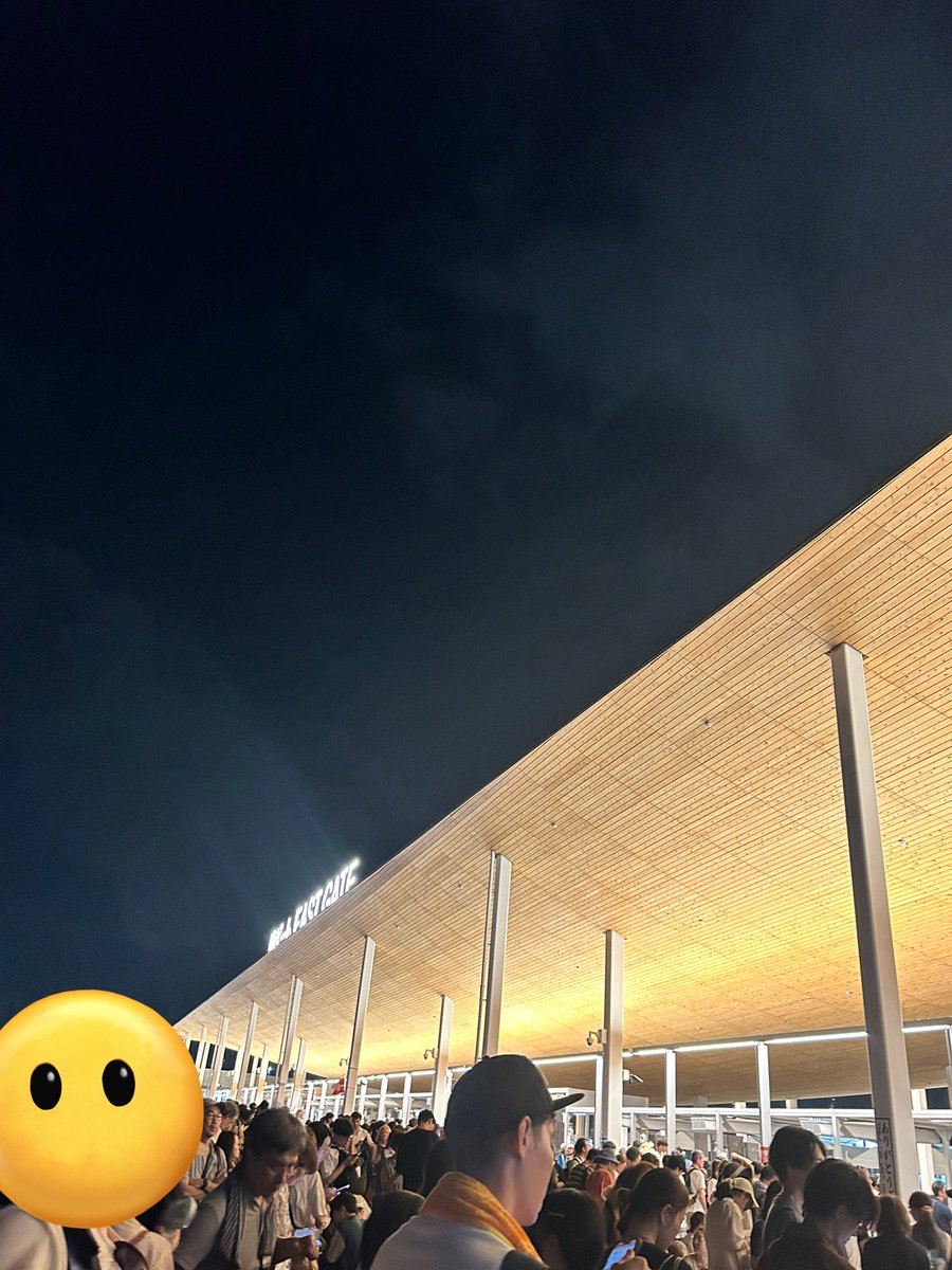 mikana__'s tweet photo. 昨日は万博が大変でしたが
まさにその最中にいました

客「歩いて帰るから出してくれ」
警備員「出れません！今たくさんの人が戻ってきているので逆流は非常に危険です！」
客「終電に間に合わないんだけど」
警「でも今は出れません！危険です！
皆さん同じようにお止めしてます！」

お疲れ様です… https://t.co/qBWgHRAlHa