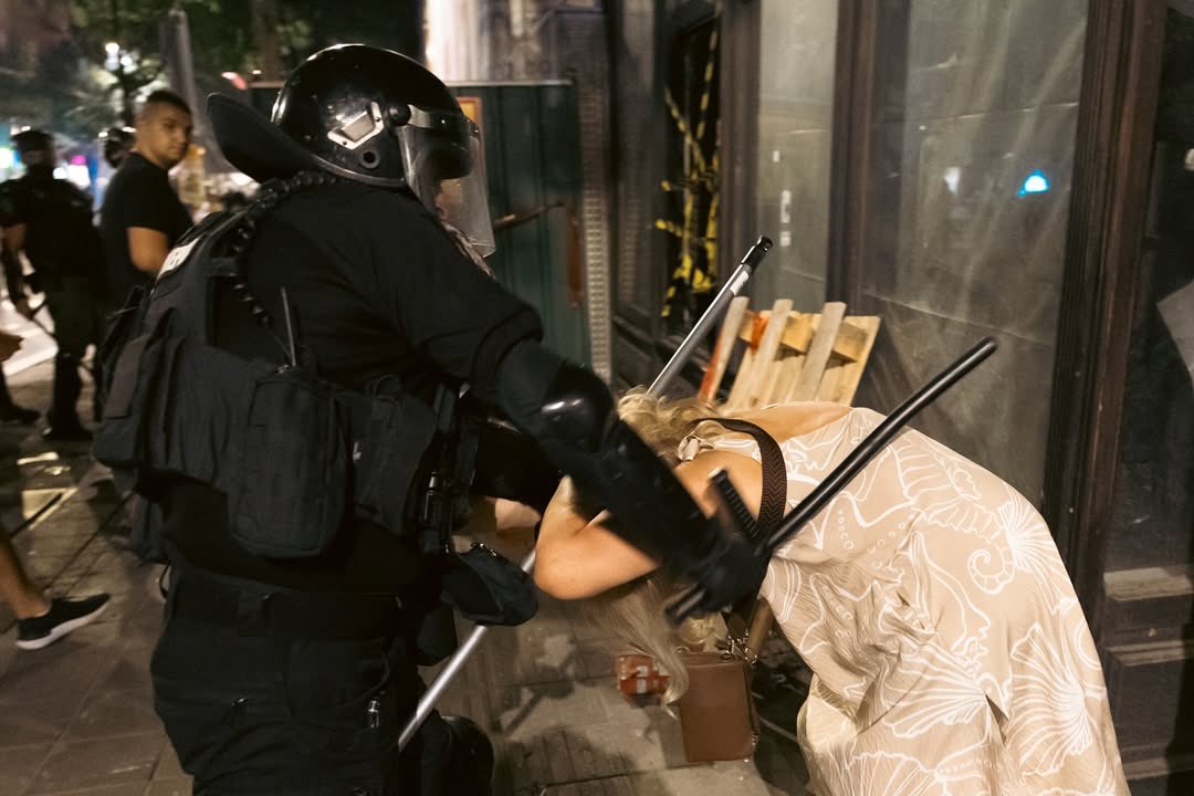 03:08 | Sırbistan’da halk iktidarı protesto ediyor. Polis bir kadına saldırıyor, çünkü kendisi iktidar aparatı bir ezik. Ülkesindeki yolsuzluklara, insan canının ucuzluğuna, uzun süren iktidarın yarattığı tahribata karşı çıkarabileceği sesi ve cesareti yok. 

📸: Gavrilo Andric