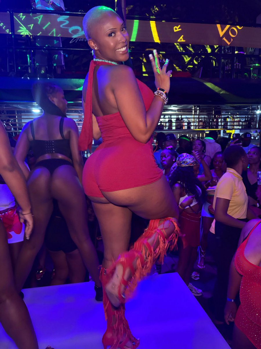 Paiiigee__'s tweet photo. Leo by birth, problem by choice♌️🥂🎂 #PumPumP #24injamaica https://t.co/F1n1qMl1Zt