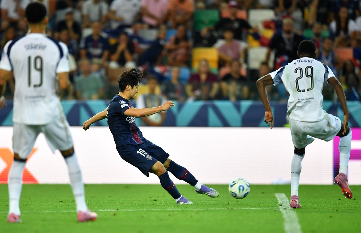CGTNSportsScene's tweet image. 🏆#PSG Win #UEFASuperCup in Thrilling Shootout🔥 

🔹PSG fought back from 2-0 down to beat Tottenham 4-2 on penalties.

🔹Lee Kang-in and Gonçalo Ramos scored late to force extra time, and Nuno Mendes sealed the win in the shootout.

#SuperCup #PSGTOT