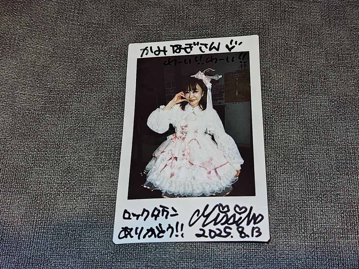 kaminagihiro's tweet photo. 昨日の物販品④😀
MISSWさん
チェキ
爆上がりなステージでした😆
愛SCREAMは本当神曲です😆
こちらもガチ振りコピしまくりました😆AメロではOAD＆スネイクサンダーも交ぜて打ちましたが😆
あと新曲なのかな🤔この曲はMIX入りますと言ってた曲もテンション爆上がりなナンバーでした😆
#MISSW https://t.co/Vy6LzQAJY7