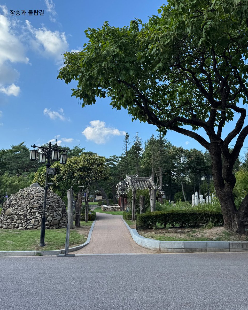 내 마음속 민속품 #33
더피의 친구, 국립민속박물관에서 볼 수 있다!!!

전 세계가 열광하고 있는 <케이팝 데몬 헌터스>는 K-컬처가 고스란히 녹아있는 글로벌 콘텐츠입니다. 케데헌의 여러 등장인물 중 더피는 듬직한 동반자로 진우를 지켜주고 도와주는 역할을 합니다. 더피가 호작도의 호랑이를