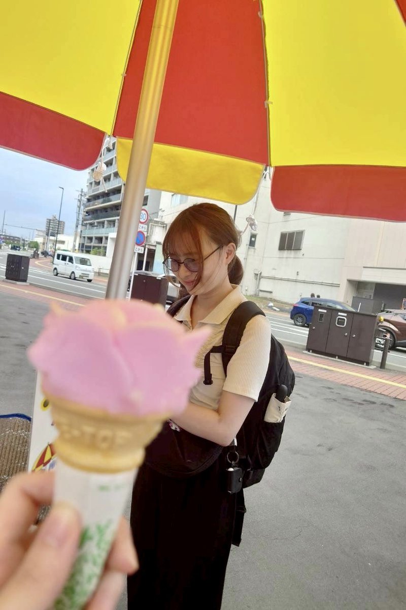 _ayane_suzuki's tweet image. お友達と秋田に行きました✨
ババヘラアイス秋田駅前で食べられたの〜
お友達は また私を背景に入れて記念写真撮ってました😹