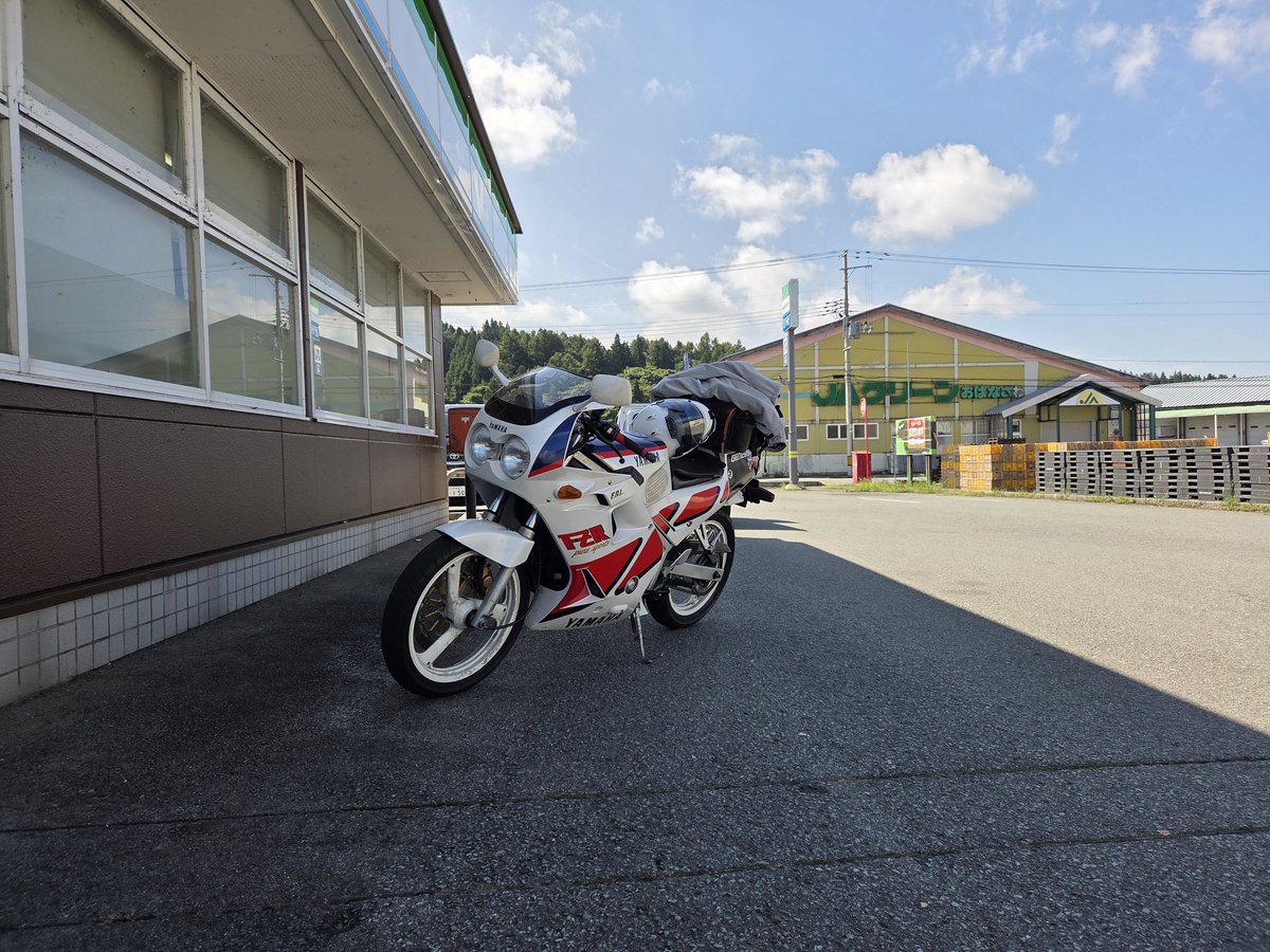 dirtkozo's tweet photo. ご刻印集めに、多賀城市まで。尾花沢のコンビニで休憩、何とか日陰があった https://t.co/jTSKg2XIqQ