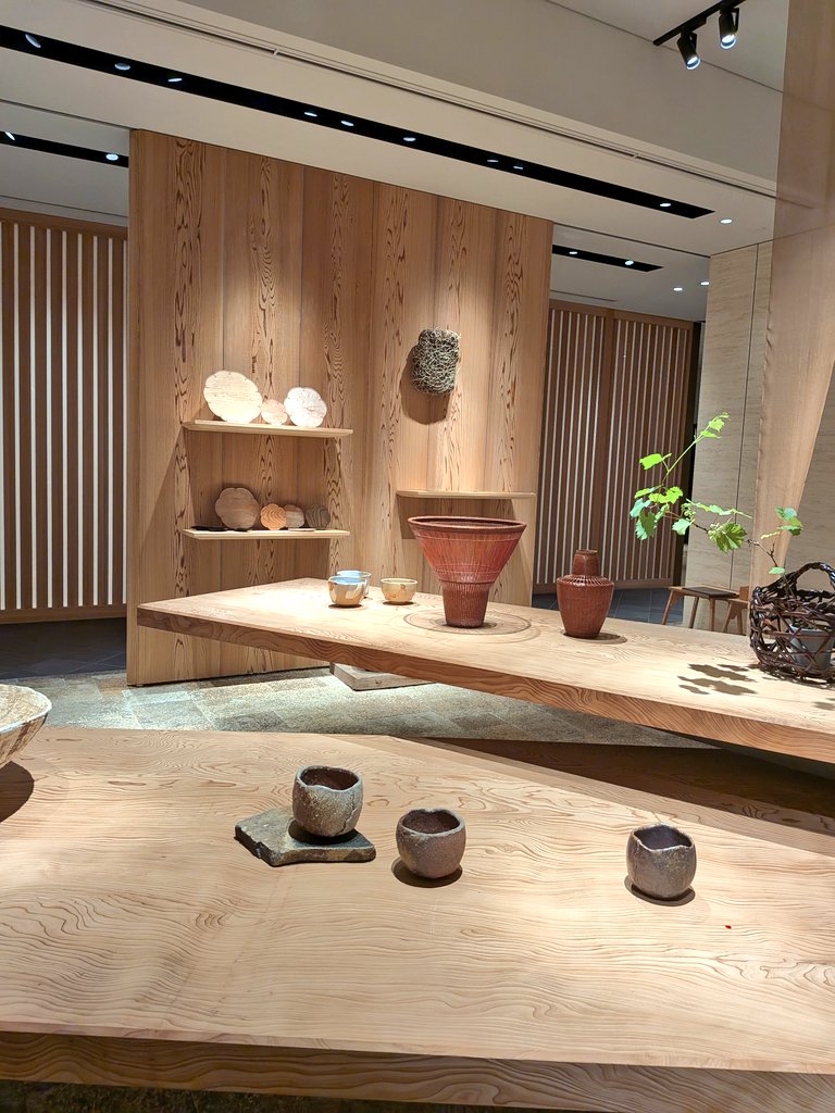 【伝活】銀座和光アーツアンドカルチャーにて20日まで開催中の特別企画展 #色寂irosabi にお邪魔しました。
#森星 さんがクリエイティブ・ディレクターを務める「tefutefu」 のキュレーションです。
#銀座和光 地階の装飾との見立ても素晴らしかったです！