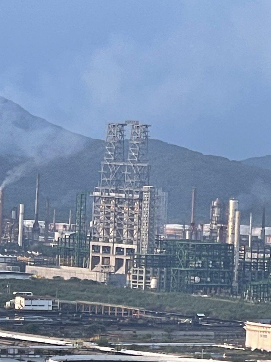 buho_botero's tweet photo. Planta coquizadora d refinería @Pemex #SalinaCruz abandonada a un 60% de su construcción. ⁦@ICAFluorOficial⁩ despidió a más d 4 mil obreros, abandonó obras d calles del puerto, ante los adeudos millonarios de @pemex #focosrojos en el Istmo de Tehuantepec  x falta de trabajo https://t.co/VfPTR56ekL
