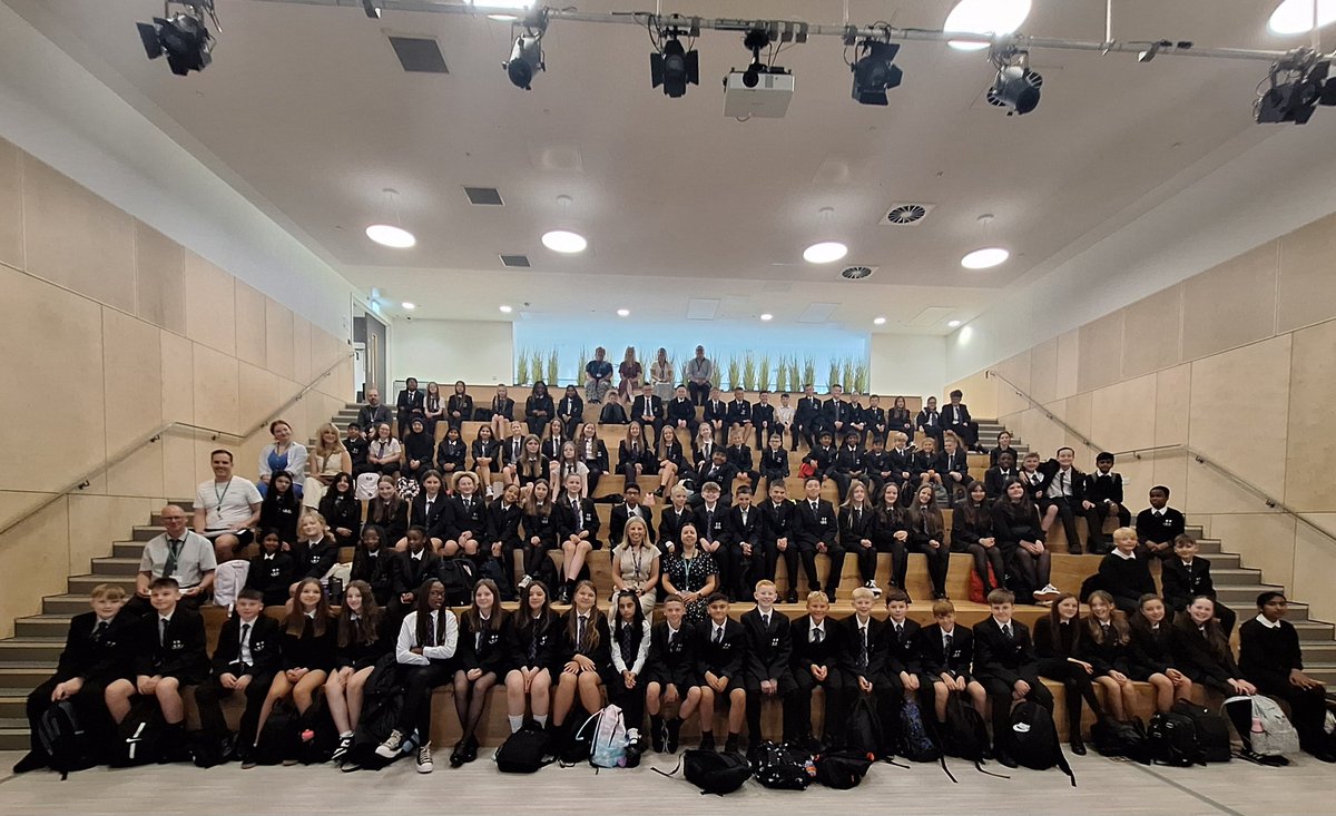 wlsinclair_ac's tweet photo. A fantastic start to our term with our new S1 - a very successful first day at Sinclair Academy! https://t.co/H6TOPrAuTk