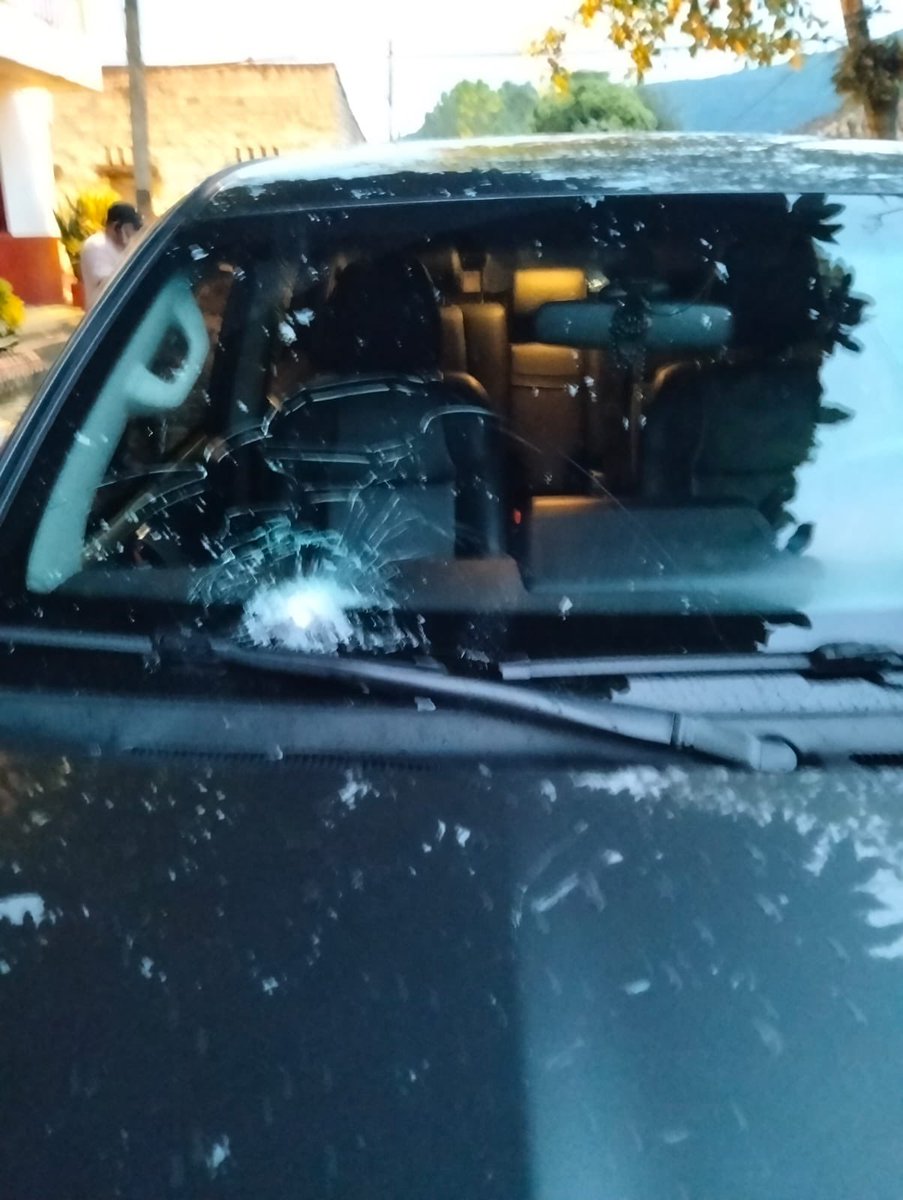 MiguelPoloP's tweet photo. Hoy enterraron a Miguel Uribe, precandidato presidencial de la oposición, y hoy mismo a fusilazos levantan la camioneta del congresista de oposición @TrianaCongreso. Él lleva año y medio amenazado por la guerrilla, y este gobierno no le ha dado las garantías de protección a través de la UNP.
Petro es cómplice del exterminio que se planea contra la oposición.
Todo esto es un mensaje claro para que no podamos hacer campaña política en las calles en 2026.
Colombia es potencia mundial en terrorismo y narcotráfico.