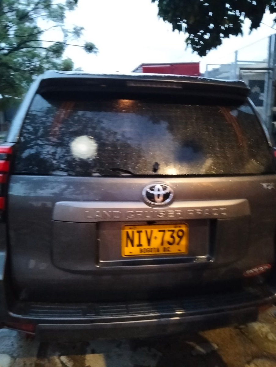 MiguelPoloP's tweet photo. Hoy enterraron a Miguel Uribe, precandidato presidencial de la oposición, y hoy mismo a fusilazos levantan la camioneta del congresista de oposición @TrianaCongreso. Él lleva año y medio amenazado por la guerrilla, y este gobierno no le ha dado las garantías de protección a través de la UNP.
Petro es cómplice del exterminio que se planea contra la oposición.
Todo esto es un mensaje claro para que no podamos hacer campaña política en las calles en 2026.
Colombia es potencia mundial en terrorismo y narcotráfico.