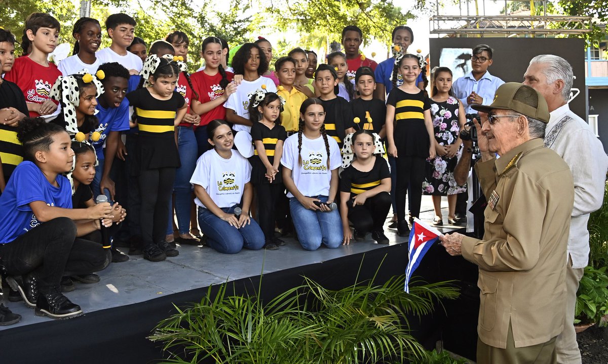 En Birán, bajo la sombra de los cedros y con la presencia del General de Ejército Raúl Castro Ruz y <a href="/DiazCanelB/">Miguel Díaz-Canel Bermúdez</a>, <a href="/DrRobertoMOjeda/">Dr. Roberto Morales Ojeda</a> expresó que el centenario de #Fidel, que se celebrará oficialmente el 13/8/26, estará precedido por un vasto programa de actividades

#100AñosConFidel