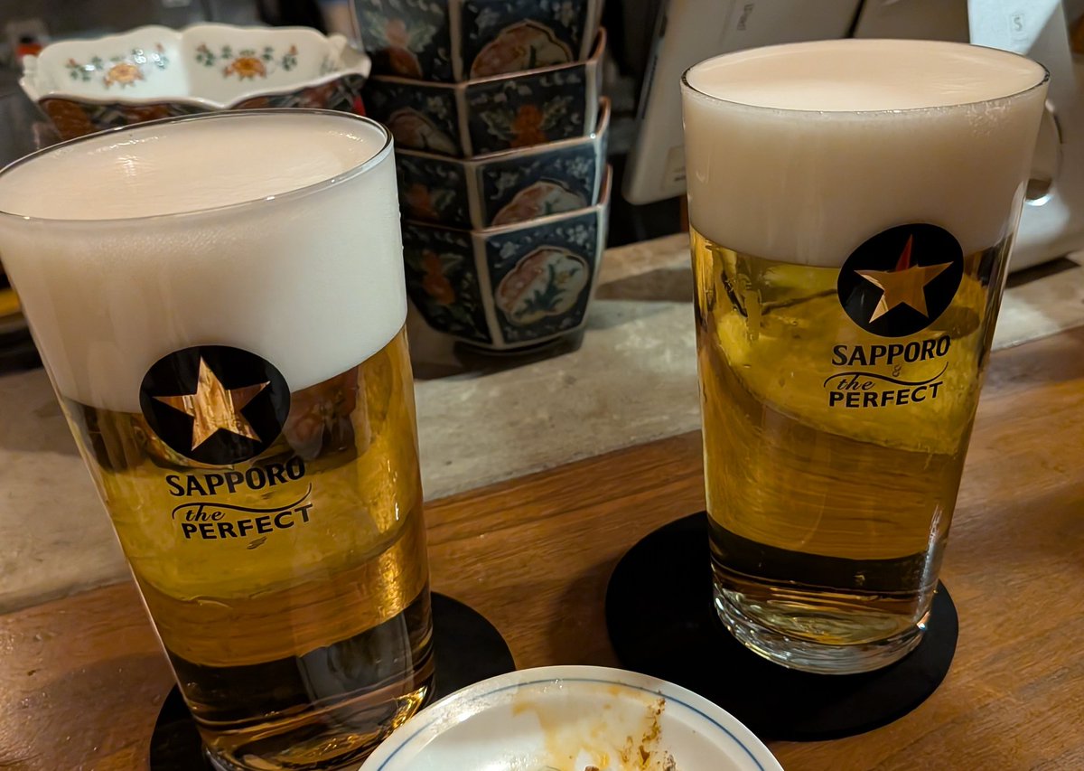 Bn0zHGFbVs2DOMT's tweet photo. #誕生日祝い
昨日は私の誕生日祝いで外飲み。黒ラベルをいろいろな飲み方ができるお店に行ってきました。同じ感じの２つは、左が一度注ぎ、右が二度注ぎ、泡いっぱいなのはミルコと言うそうです。黒ビールにサッポロビールの泡を乗せたサンライズ注ぎは、ライトで照らすと境界線が美しい🍻 https://t.co/GDWNkxvhd3