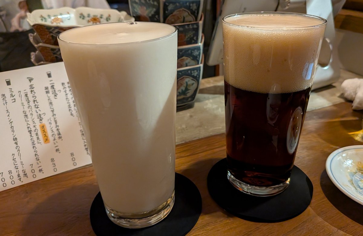 Bn0zHGFbVs2DOMT's tweet photo. #誕生日祝い
昨日は私の誕生日祝いで外飲み。黒ラベルをいろいろな飲み方ができるお店に行ってきました。同じ感じの２つは、左が一度注ぎ、右が二度注ぎ、泡いっぱいなのはミルコと言うそうです。黒ビールにサッポロビールの泡を乗せたサンライズ注ぎは、ライトで照らすと境界線が美しい🍻 https://t.co/GDWNkxvhd3