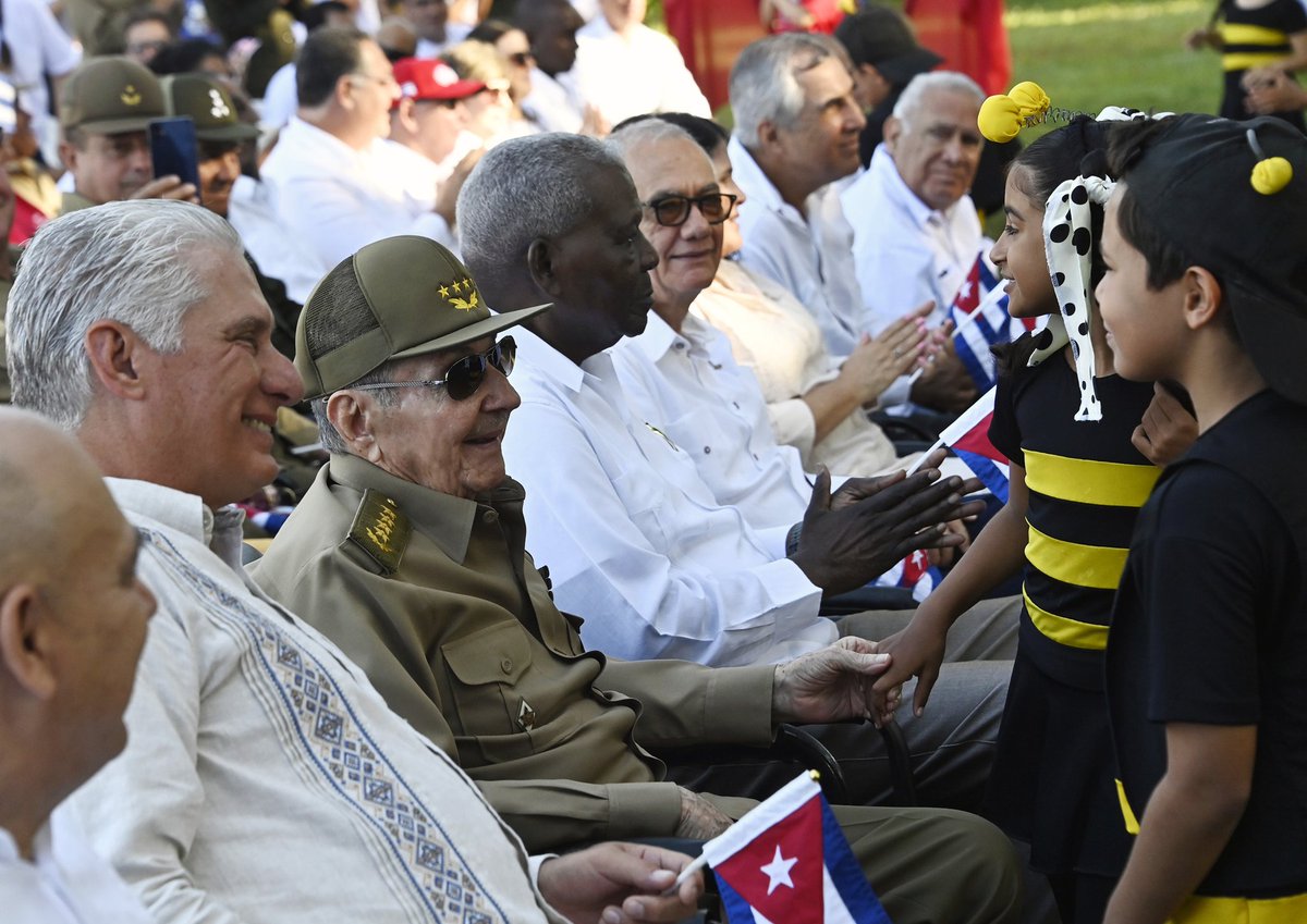 PartidoPCC's tweet photo. En Birán, bajo la sombra de los cedros y con la presencia del General de Ejército Raúl Castro Ruz y @DiazCanelB, @DrRobertoMOjeda expresó que el centenario de #Fidel, que se celebrará oficialmente el 13/8/26, estará precedido por un vasto programa de actividades

#100AñosConFidel https://t.co/Xm4euLLIxO