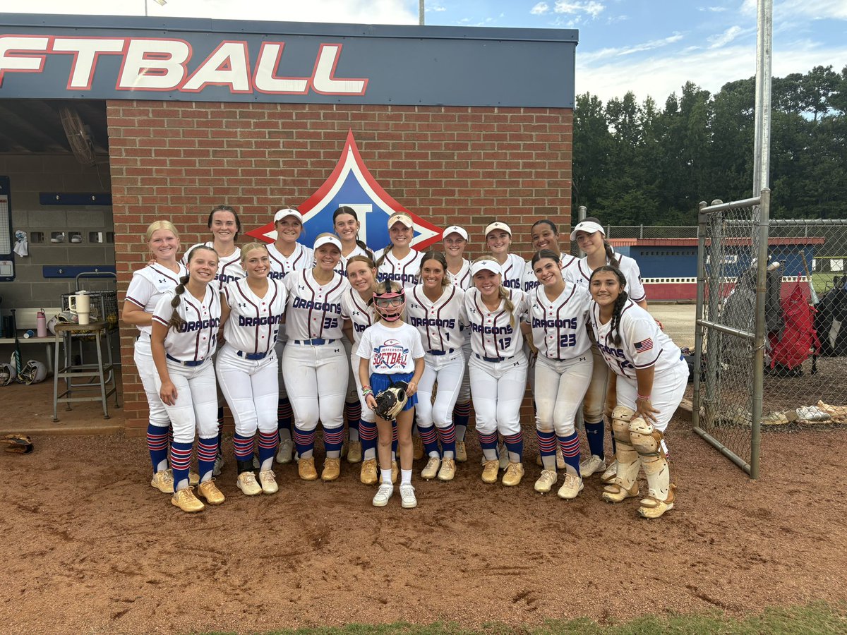 JTOWNdragonsSB's tweet photo. DRAGONS WIN vs Hart County! It was an awesome night in J-TOWN! Varsity wins 2-0 and JV wins 3-1 in front a huge crowd at “The Dragons Den”! Also, we loved having our Lucky Night Out Winner (Cami) with us! A great night to be a DRAGON! Let’s Go! 🔵🔴🥎
#DragonsOnTop
#FAMILY https://t.co/dyqfMFs3vm