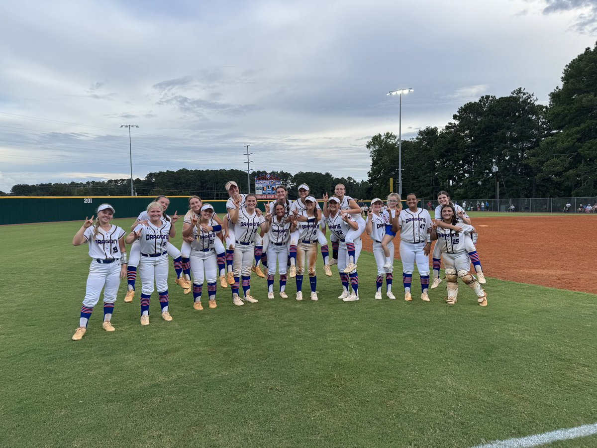 JTOWNdragonsSB's tweet photo. DRAGONS WIN vs Hart County! It was an awesome night in J-TOWN! Varsity wins 2-0 and JV wins 3-1 in front a huge crowd at “The Dragons Den”! Also, we loved having our Lucky Night Out Winner (Cami) with us! A great night to be a DRAGON! Let’s Go! 🔵🔴🥎
#DragonsOnTop
#FAMILY https://t.co/dyqfMFs3vm