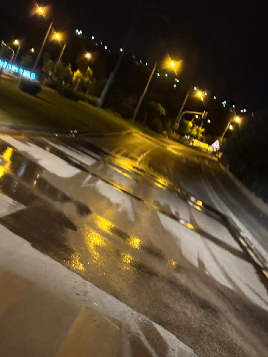 Eryaman Erzurum kongresi caddesi hemn hemn her gün  su bitiyor diye açıklama yapıp suları yollara akıtmak ne kadar doğru başkanım onu da geçtim biz motorcuların hiç can güvenliği yok birimizin başına bir iş gelince mi önlem alınacak <a href="/mansuryavas06/">Mansur Yavaş</a> <a href="/askiankara/">ASKİ Genel Müdürlüğü</a>  <a href="/mavimasa/">Başkent153</a>