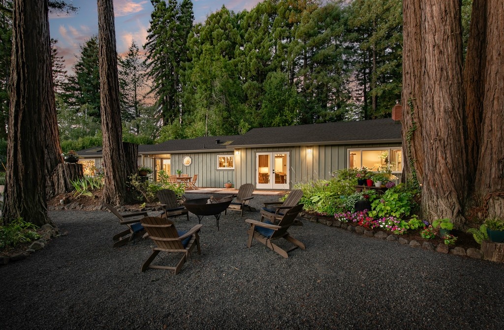 CorcoranIcon's tweet photo. Perched atop a tranquil ridge in Sebastopol, this enchanting 4+ acre estate feels like a world apart, yet is just minutes from Occidental’s charm. Stroll through redwood groves, sunlit meadows, and lush gardens as a gated entrance welcomes you home. https://t.co/dnzV408RCV https://t.co/Py9HmdePT5