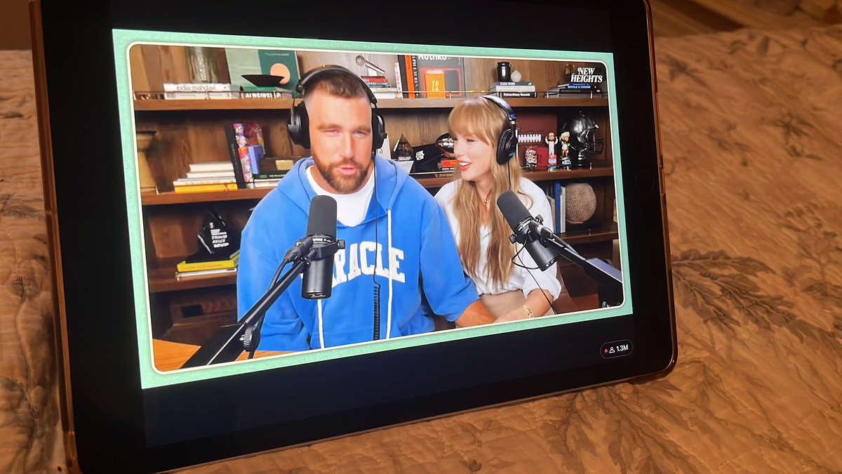 Jorik1116's tweet photo. #TSTheLifeofaShowgirl my eyes haven’t left the screen! @taylornation13 https://t.co/5b65xmAHif