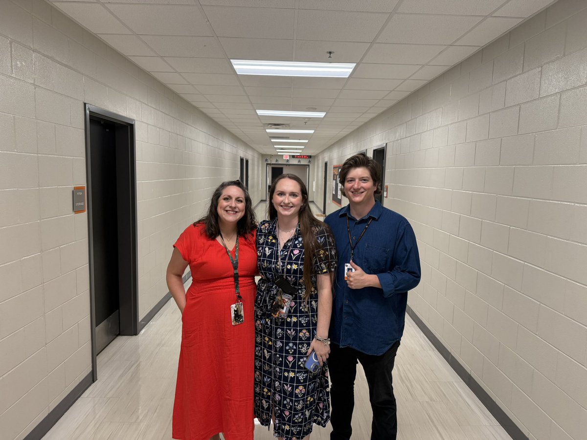 MsOldenburg's tweet photo. Eighth grade ELA had a lovely first day! @hebisd @hebisdpeople #HJH https://t.co/8Sb0rBu8Q1