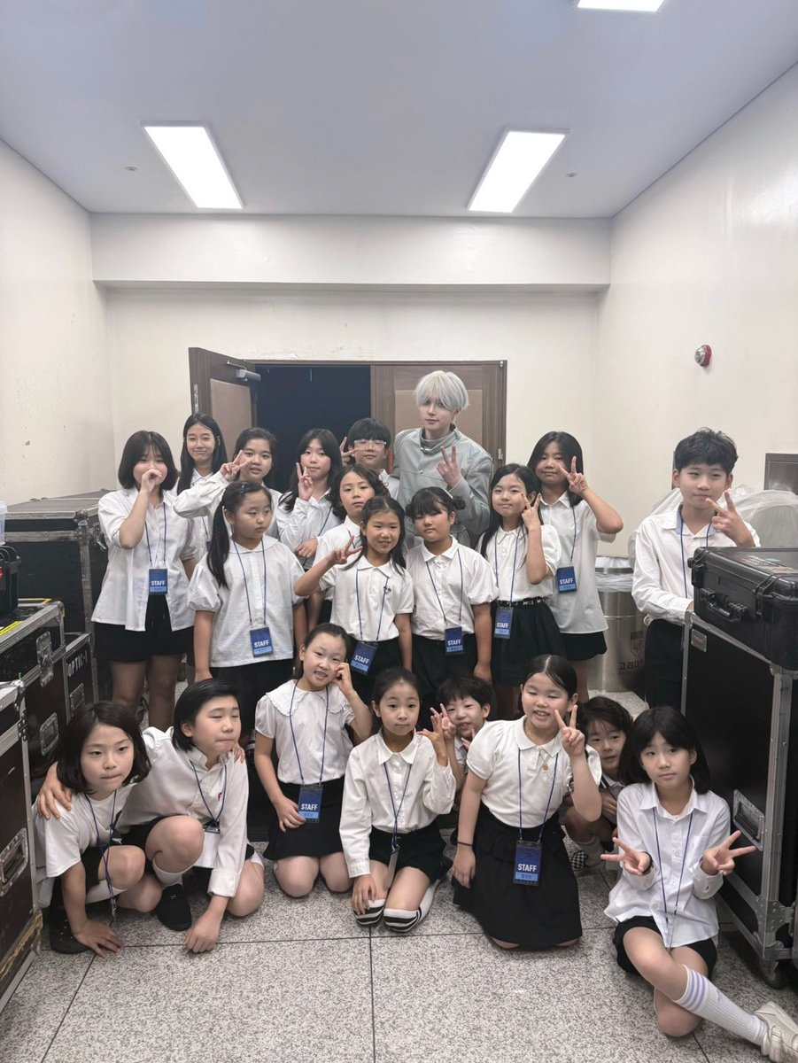 _THEO_71's tweet photo. 피원하모니 콘서트 MOST WANTED
#테오 #THEO 솔로무대 꿈과 책과 흰과 벽
어린이 합창단 현장스케치

태양신 같은 모먼트
닉값 레전드 갓.테.오

https://t.co/PfgQ6EsDVp