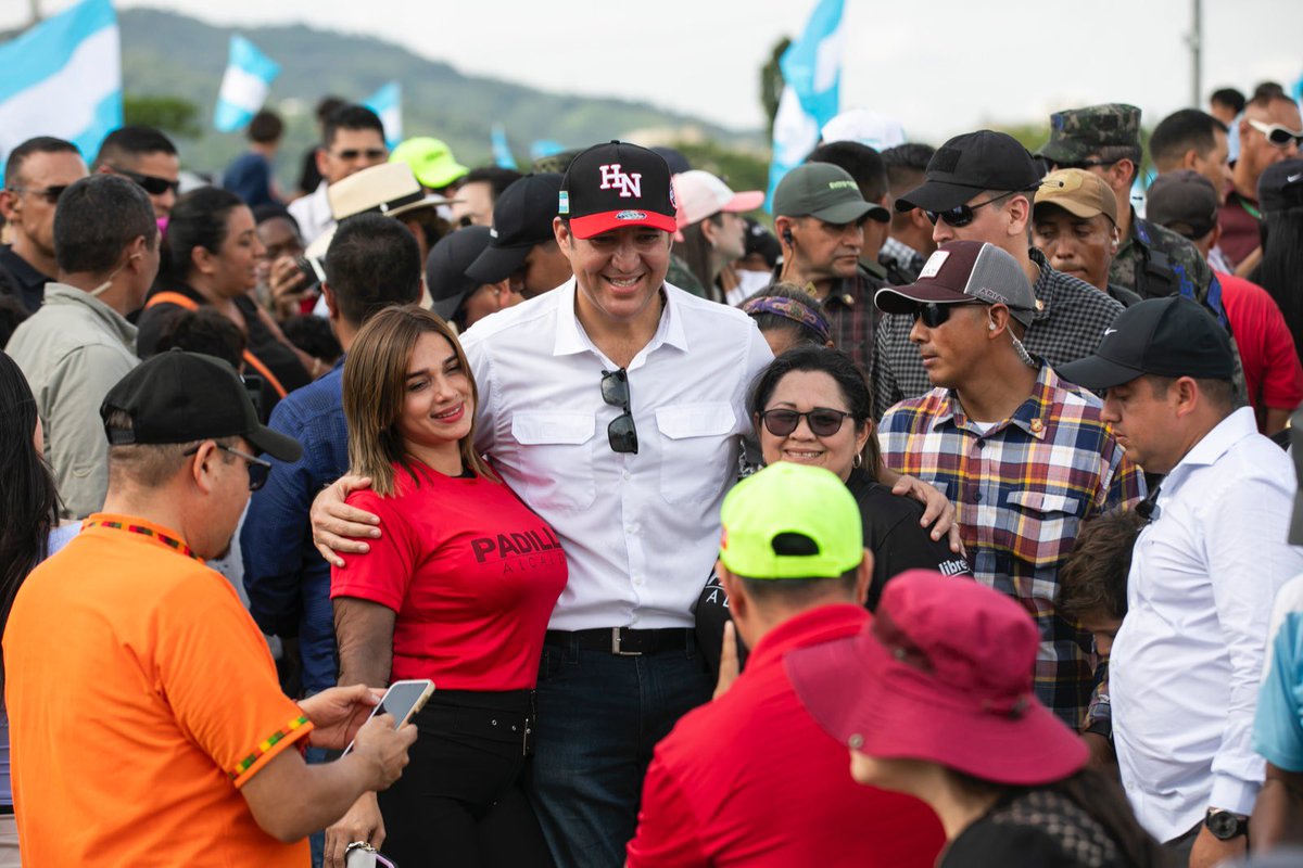 HectorZelaya's tweet photo. Estamos en San Pedro Sula, junto a la Presidenta @XiomaraCastroZ, inaugurando el puente Flor de Cuba, 1.5 kilómetros de bordo que protegen a miles de familias y el inicio de las clínicas móviles oftalmológicas gratuitas para quienes no pueden acceder a la atención privada. Cada uno de estos proyectos es una promesa cumplida.

Agradezco el cariño que recibimos en cada abrazo, cada sonrisa, cada apretón de mano y en cada palabra sincera, porque nos recuerda que nuestra labor, entrega y lucha transforma vidas. #XiomaraCumple