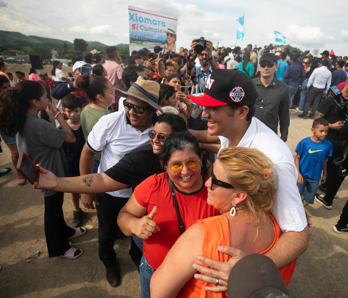 HectorZelaya's tweet photo. Estamos en San Pedro Sula, junto a la Presidenta @XiomaraCastroZ, inaugurando el puente Flor de Cuba, 1.5 kilómetros de bordo que protegen a miles de familias y el inicio de las clínicas móviles oftalmológicas gratuitas para quienes no pueden acceder a la atención privada. Cada uno de estos proyectos es una promesa cumplida.

Agradezco el cariño que recibimos en cada abrazo, cada sonrisa, cada apretón de mano y en cada palabra sincera, porque nos recuerda que nuestra labor, entrega y lucha transforma vidas. #XiomaraCumple