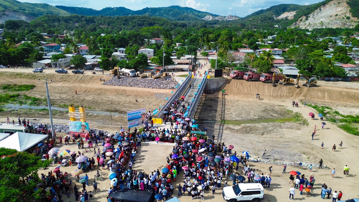 HectorZelaya's tweet photo. Estamos en San Pedro Sula, junto a la Presidenta @XiomaraCastroZ, inaugurando el puente Flor de Cuba, 1.5 kilómetros de bordo que protegen a miles de familias y el inicio de las clínicas móviles oftalmológicas gratuitas para quienes no pueden acceder a la atención privada. Cada uno de estos proyectos es una promesa cumplida.

Agradezco el cariño que recibimos en cada abrazo, cada sonrisa, cada apretón de mano y en cada palabra sincera, porque nos recuerda que nuestra labor, entrega y lucha transforma vidas. #XiomaraCumple