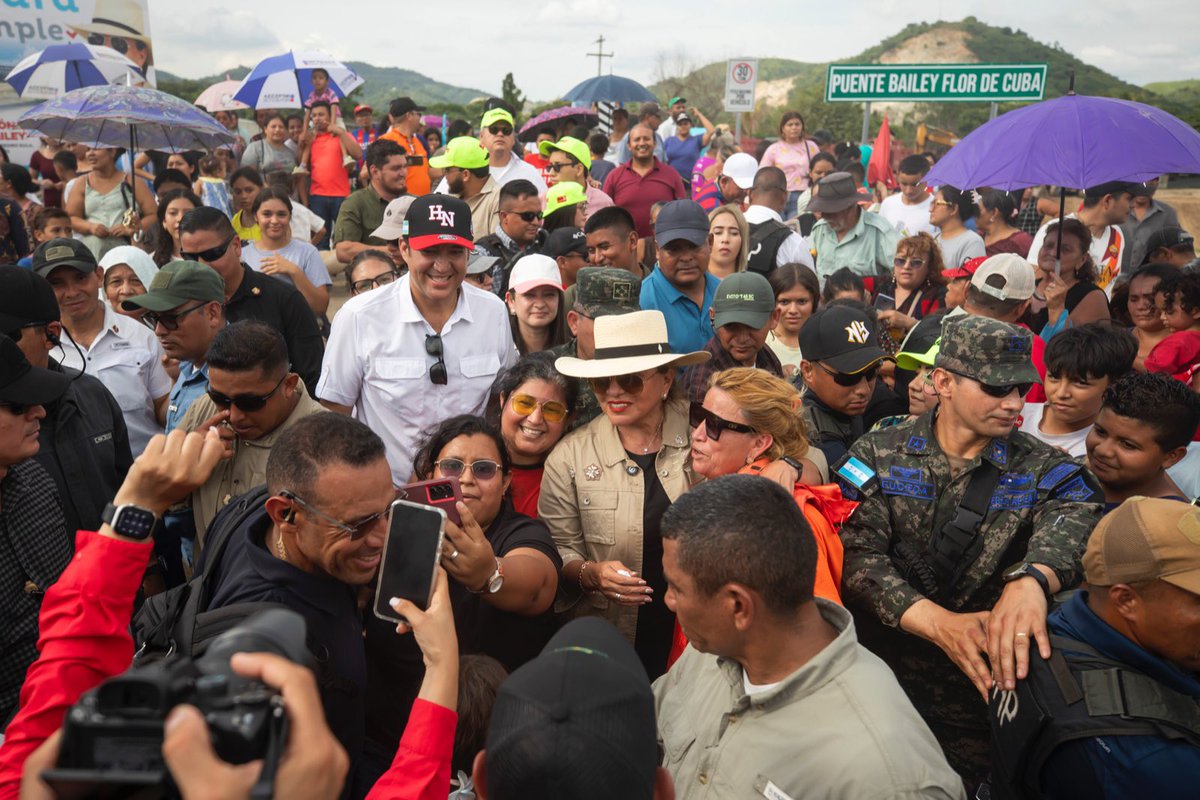 HectorZelaya's tweet photo. Estamos en San Pedro Sula, junto a la Presidenta @XiomaraCastroZ, inaugurando el puente Flor de Cuba, 1.5 kilómetros de bordo que protegen a miles de familias y el inicio de las clínicas móviles oftalmológicas gratuitas para quienes no pueden acceder a la atención privada. Cada uno de estos proyectos es una promesa cumplida.

Agradezco el cariño que recibimos en cada abrazo, cada sonrisa, cada apretón de mano y en cada palabra sincera, porque nos recuerda que nuestra labor, entrega y lucha transforma vidas. #XiomaraCumple