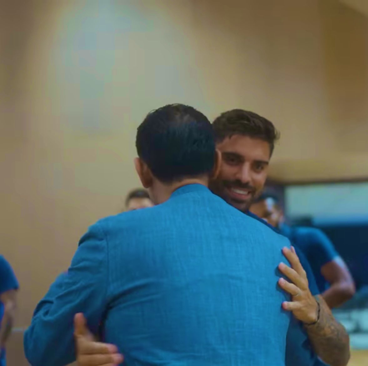 x_tii8's tweet photo. عاد الهوى عاد
       عااد الحبيب الاولي عاد https://t.co/xZo176Biu3