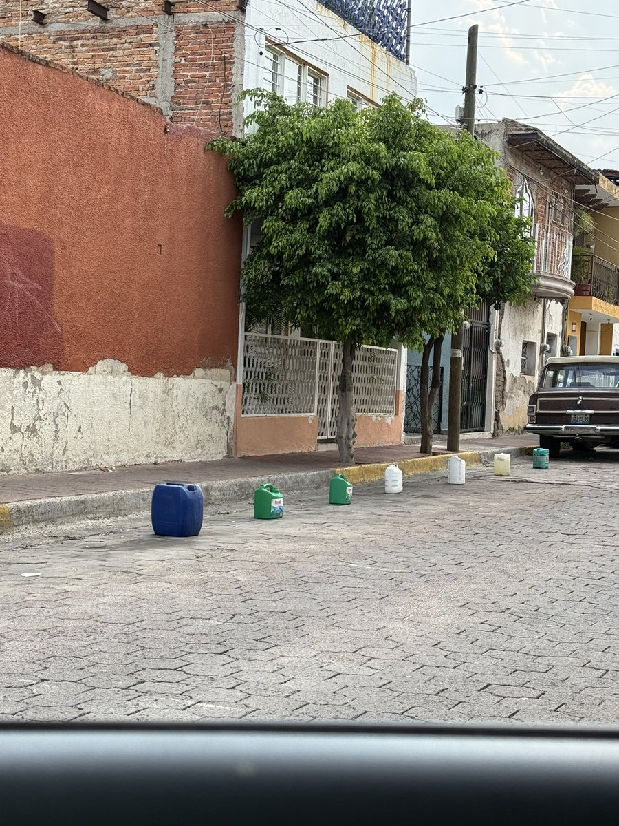 TuRinconGay's tweet photo. La venta de detergente a todo lo que da en @ZapopanGob  🤣🤣🤣 Imposible estacionarse en zona de #AtemajacDelValle @PabloLemusN  @Trafico_ZMG  @GdlMovilidad https://t.co/4WWMZdnadt