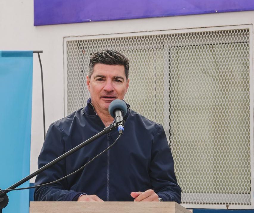 minsegcba's tweet photo. 📍🌾 En #Sampacho, se inauguró la base N°109 de la Patrulla Rural, fortaleciendo el trabajo preventivo y la presencia en zonas productivas de la provincia.
✅ La nueva base cuenta con un edificio operativo y una camioneta 0 Km, entregada este año, para optimizar la cobertura territorial y garantizar mayor seguridad a los productores agropecuarios.
🤝🏼 El acto fue encabezado por el secretario de Seguridad, @Litobevi, junto al ministro de Bioagroindustria,@SergioBussoOK, el director general de la Patrulla Rural de la @PoliciaCbaOf, Crio. Gral. Lic. Jorge Gustavo Funes, y el intendente Franco Suárez.