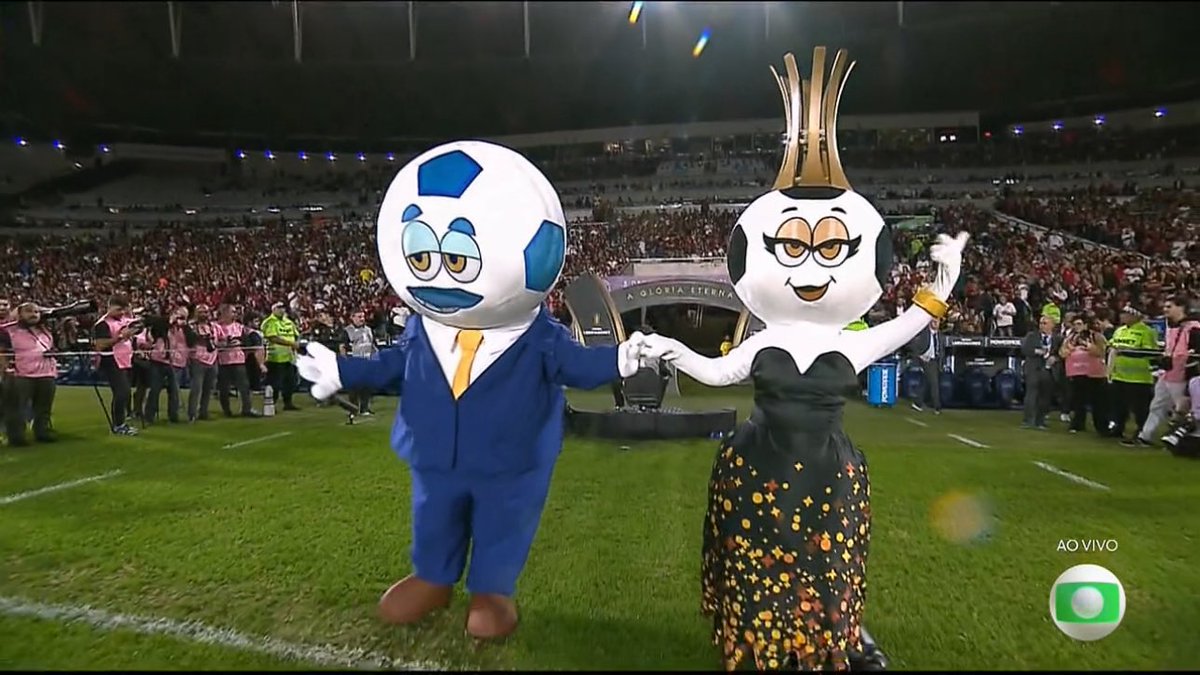 DataFutebol's tweet photo. Esférico e a Glória Eterna presentes no Maracanã. https://t.co/eAcNx5l884