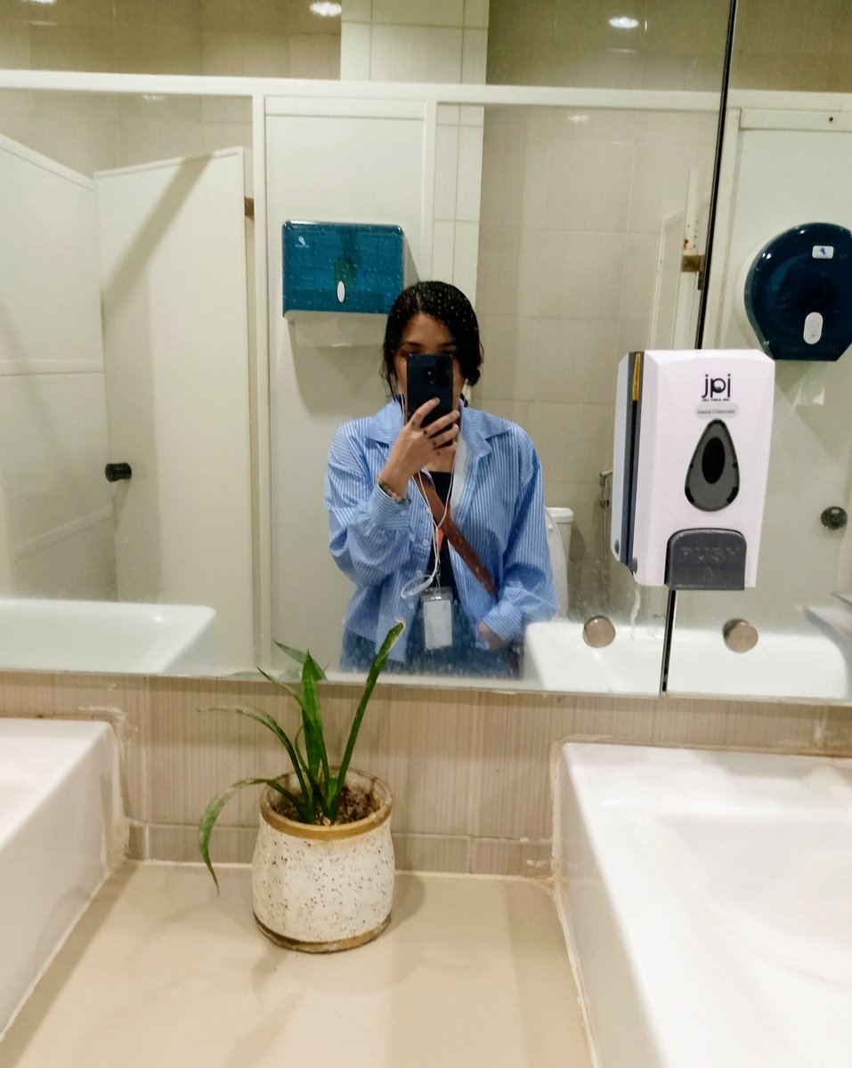 ohitzmj's tweet photo. Good morning. 🌸 

mirror selfie before going home. https://t.co/w93GDlRAqk
