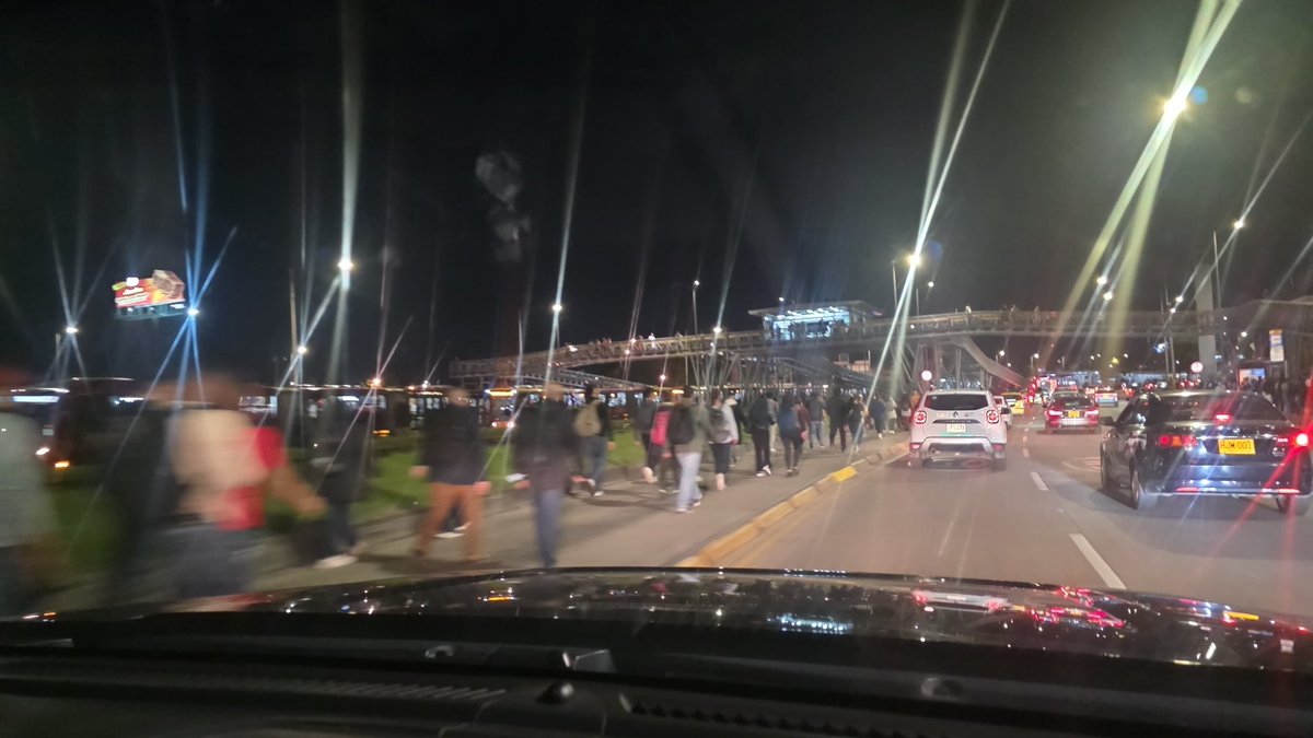 ElDoradoRadioCo's tweet photo. 🚨 #AEstaHora está colapsada la Av. 30 por manifestaciones.  Según la Secretaría de Movilidad, se recupera la movilidad en NQS con Av. Mutis (Sur-Norte). 

🔴Rutas alternas: Av. Circunvalar,
carrera 7 y carrera 68. https://t.co/CXATnYx8II