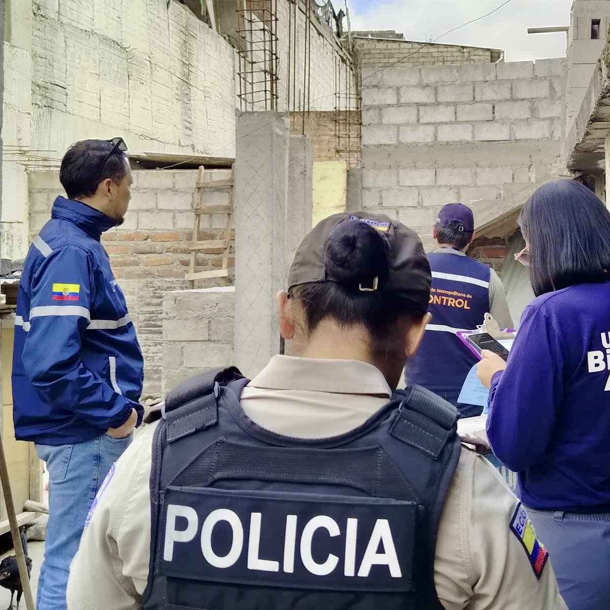 📰 #BoletíndePrensa | 🐓 Sanción a gallera clandestina y multa de 4 700 dólares por maltrato animal a ciudadana por tenencia irresponsable de animales de compañía.

🐶 Con heridas en el cuerpo y visible desnutrición, fueron encontradas una perra y sus cachorros en Guamaní.

🏟️