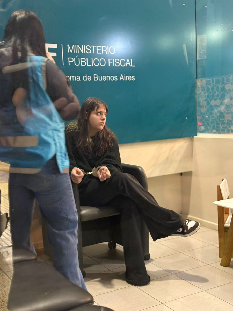 Desde ATE exigimos la inmediata liberación de Yasmín Orellano y Camila Rey, trabajadoras de prensa de #ATE Nacional detenidas arbitrariamente por la Policía comandada por Patricia Bullrich.

Según nos informaron van a ser trasladadas a la Alcaidía Comunal 15 del barrio porteño de