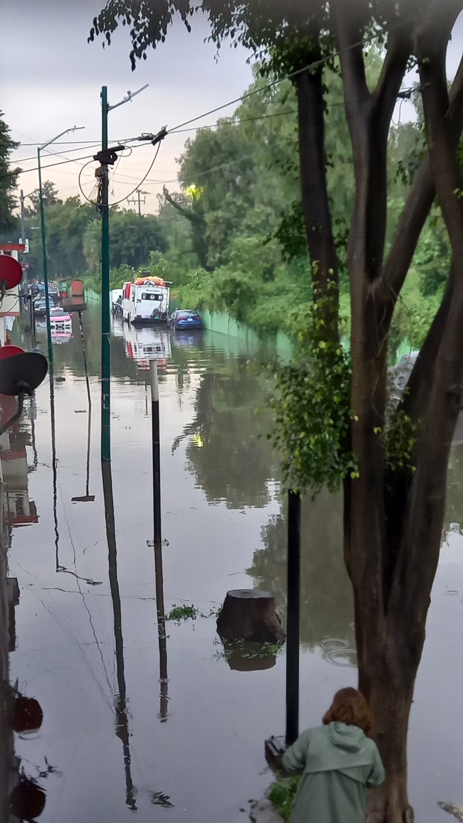 pisokihermoso's tweet photo. @yancolozano @TuAlcaldiaGAM @locatel_mx @Bomberos_CDMX 

Por las fuertes lluvias esta inundado av río san javier  arbolillo 1 alcaldía Gam  México cdmx 
El agua ya se metió a los edificios 
Por favor urge camiones bactor para desasolvar!!!! https://t.co/NezMSsgel0