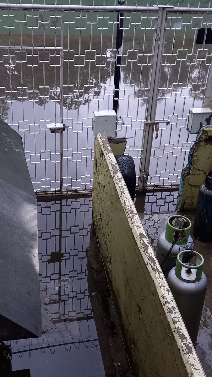 pisokihermoso's tweet photo. @yancolozano @TuAlcaldiaGAM @locatel_mx @Bomberos_CDMX 

Por las fuertes lluvias esta inundado av río san javier  arbolillo 1 alcaldía Gam  México cdmx 
El agua ya se metió a los edificios 
Por favor urge camiones bactor para desasolvar!!!! https://t.co/NezMSsgel0