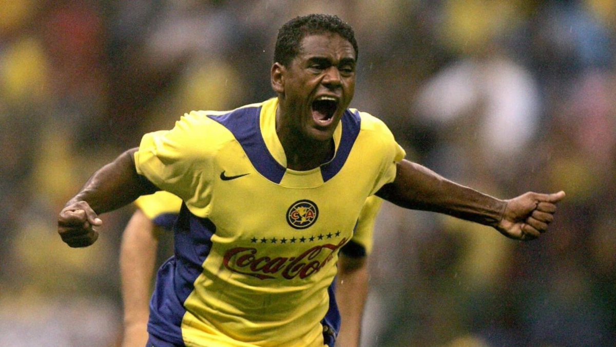 MXSudamerica's tweet photo. Hoy cumple 50 años Kléber João Boas Pereira (@KleberBoasP), delantero brasileño que jugó en varios equipos del fútbol mexicano

Fue campeón de goleo del Torneo Apertura 2005 y campeón con las Águilas del Torneo Clausura 2005 https://t.co/54BqaeL20I