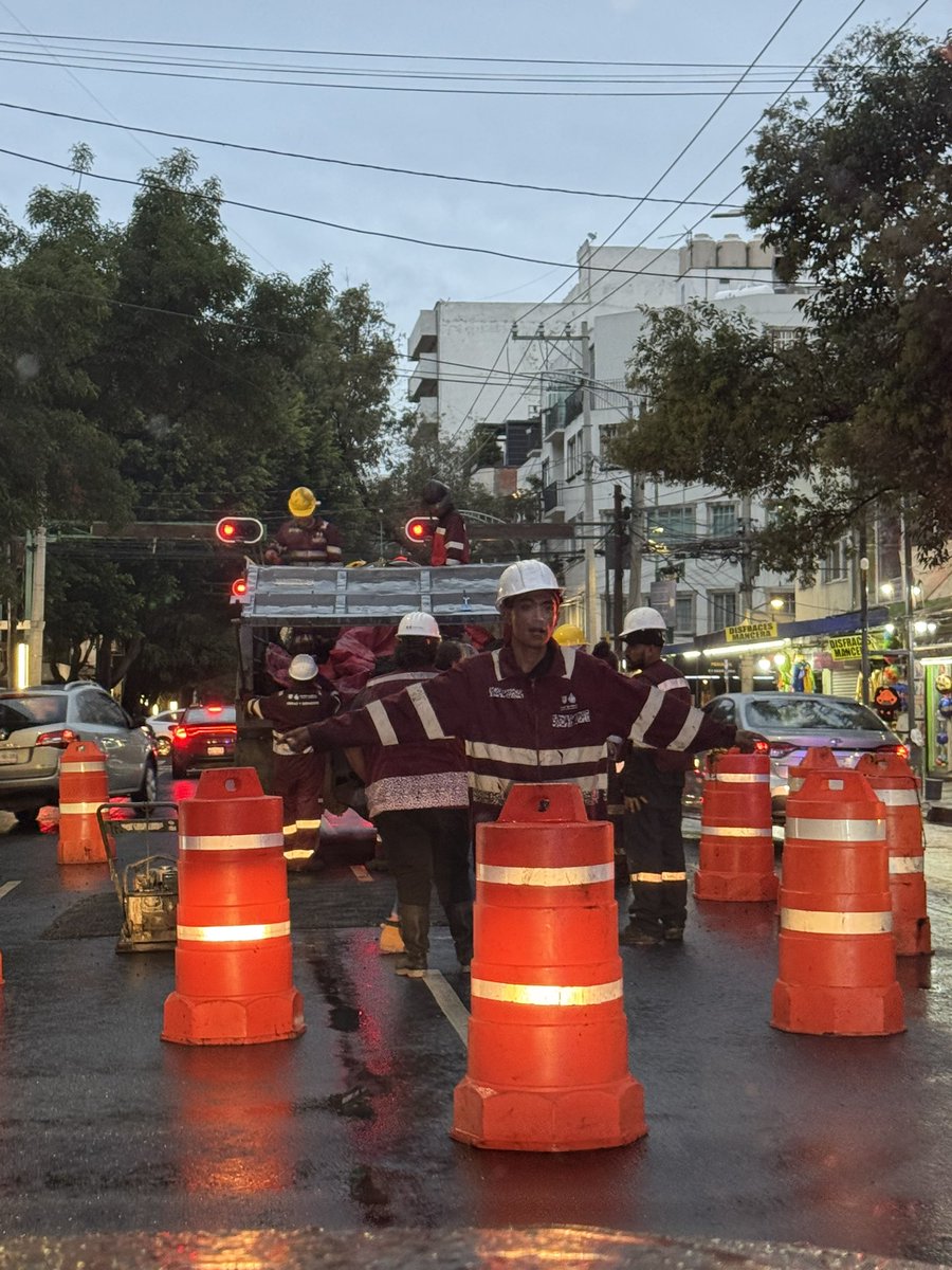 isapmack's tweet photo. Una joya tener una operación de re pavimentación en plena hora de tráfico en la @AlcaldiaBenito @GobCDMX @OVIALCDMX - ni hablamos de re pavimentar bien y no hacer solo parches que empeoran la circulación no? https://t.co/dt6gpKeRUW