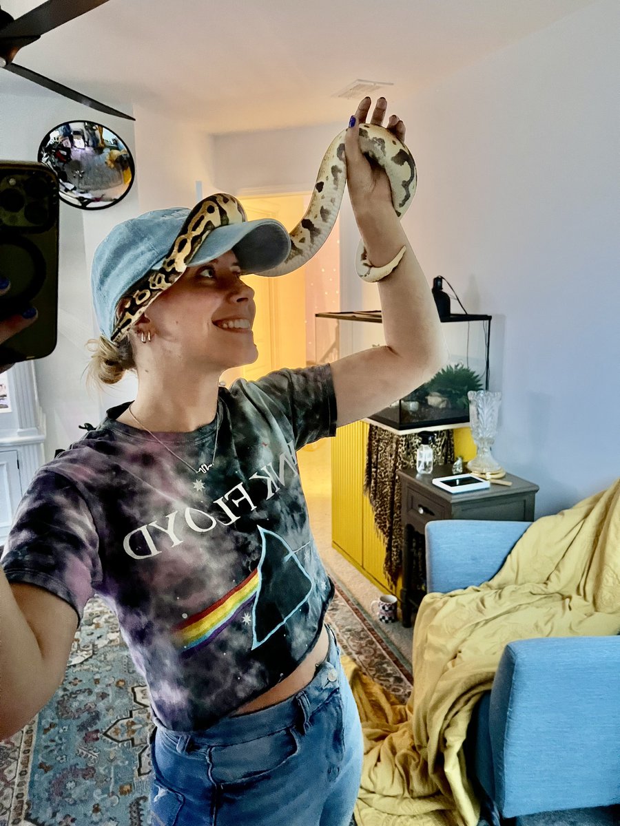 NoisyButters's tweet photo. my snake still loves sittin on my head (tho it is gettin increasingly more difficult) 🐍🧢

2018 > 2025 https://t.co/N7xx3zLQwR