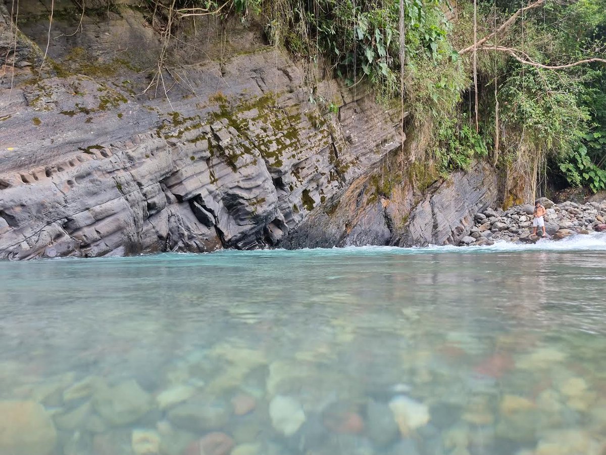 sgcol's tweet photo. Un rincón en el Meta que guarda secretos marinos. 🌊

Desde la orilla del río Guacavía, la vista es hipnotizante: bajo sus aguas cristalinas 💧, una alfombra de rocas multicolores 🌈 descansa como piezas de un antiguo rompecabezas geológico, arrastrado por la corriente. https://t.co/MmfRYk1oDb