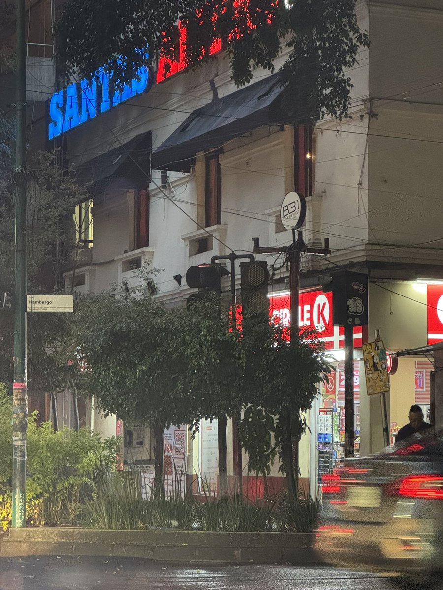 reginalcazar's tweet photo. No funcionan semáforos en esquina entre calles Varsovia y Hamburgo en la colonia Juárez desde hace 3 días. 

Un caos cruzar la calle. 

@AlessandraRdlv @pcacuauhtemoc @erikayazminrg @AlcCuauhtemocMx @denuncias_cuauh @ReporterCondesa https://t.co/GR0sPMq8nf