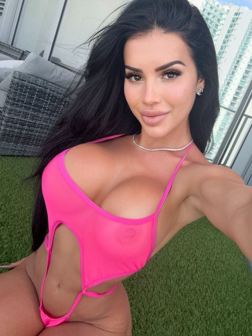 Watch Desiree Desire's leaked NSFW photo on TwXstars